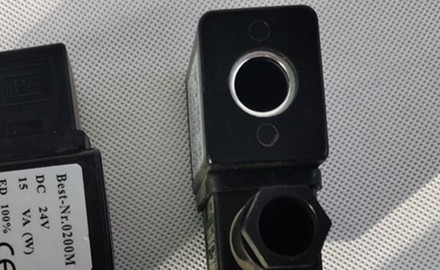 使用電磁閥線圈能為廠家?guī)砟男┖锰帲?/></p><p>　　1、幫助廠家提高生產(chǎn)效益，如今有很多企業(yè)因為激烈的職場競爭而被淘汰，想要在市場中占據(jù)一席之地，不被同行擠出市場，那么需要廠家有良好的生產(chǎn)效益，而電磁圈線圈產(chǎn)品是可以很好幫助廠家提升生產(chǎn)效益。</p><p>　　2、讓廠家的利潤翻倍，廠家想要在現(xiàn)有的市場站穩(wěn)腳，沒有豐厚的利潤做企業(yè)發(fā)展的后盾，也是比較容易被踢出市場的。此案吃法線圈產(chǎn)品的利潤率比較高，加上產(chǎn)品本身性能從和顏色，讓整個生產(chǎn)流程更加的完善，從而給廠家提供較高的利潤價值。</p><p>　　為了避免電磁閥線圈對生產(chǎn)設(shè)備帶來不良影響，在使用電磁閥線圈過程中有一些要注意的地方。</p><p>　　1、不同規(guī)格、類型的電磁閥線圈在產(chǎn)品的長短和粗細(xì)方賣弄均不一樣，在使用的時候要注意請根據(jù)使用的環(huán)境來決定，在長時間連續(xù)工作之后，電磁閥線圈溫度很容易升高，這時可以在使用期間加強保護措施。</p><p>　　2、使用的電壓不能夠超過電磁閥線圈，否者很容易燒壞，另外，為了避免不必要的損失，廠家在使用的時候需要讓電磁閥線圈進行合理的處理，不要讓其太散亂。</p></div>
          </div>
          <div   id=